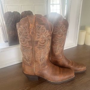 Ariat Women’s Round Up Squared Toed Western Boots 6 .5